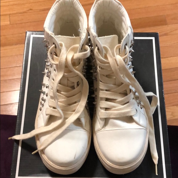 Mia white canvas sneaker with silver stuns size 8 - Picture 2 of 6